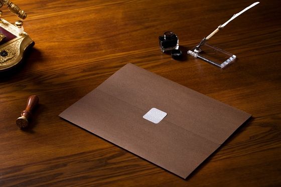 Houder 234x319mm van het perkamentmateriaal Opgevulde Certificaat Elegante Bruine Kleur